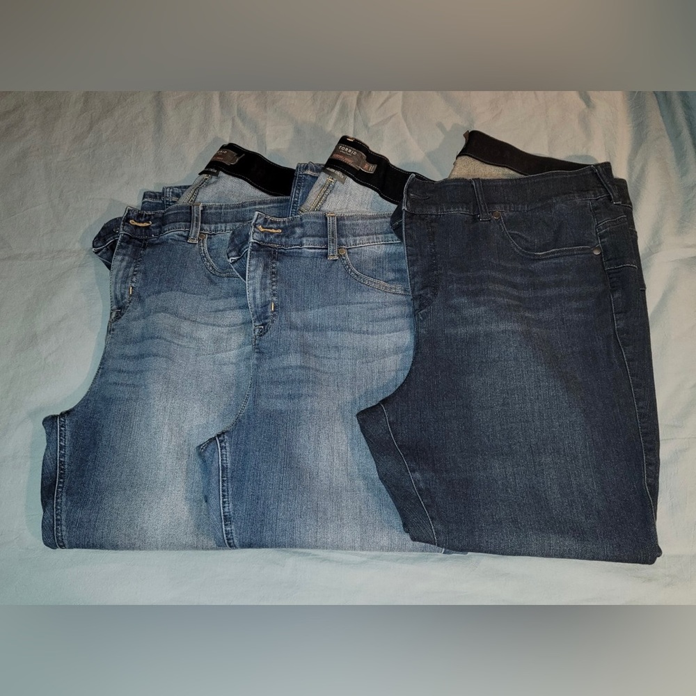 Lot of three torrid bombshell skinny jeans high rise 20 short